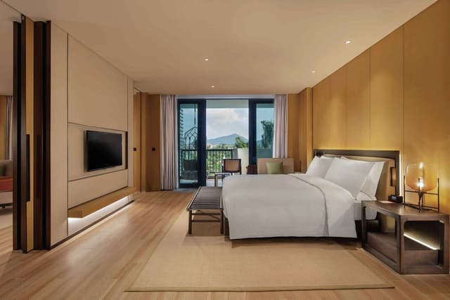 DELUXE SUITE GARDEN VIEW