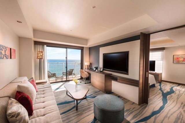 KING ONE BEDROOM SUITE OCEAN VIEW W/ BALCONY
