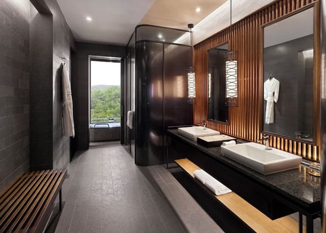 One Bedroom King Suite With Ocean View (Lounge access included)
