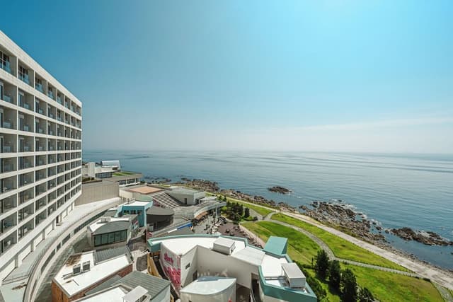 One Bedroom King Suite With Ocean View (Lounge access included)