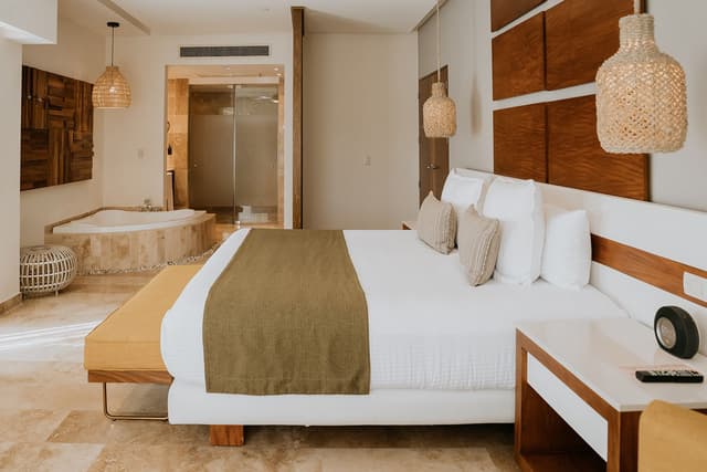 Deluxe Master Suite