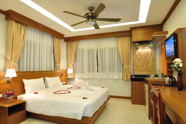 Deluxe Room, 1 King Bed, Kitchenette