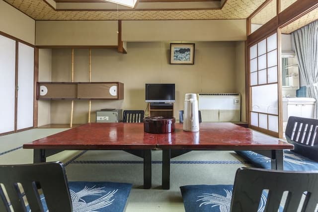 Japanese Room with Shared Washroom- Quintuple, Smoking