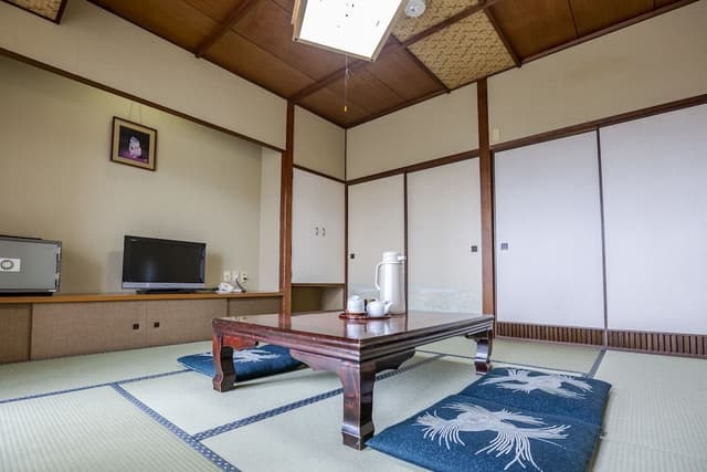 Japanese Room with Shared Washroom- Quadruple, Smoking