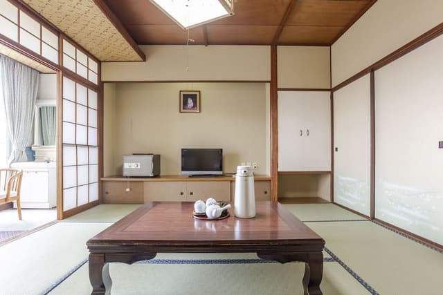 Japanese Room with Shared Washroom- Quadruple, Smoking