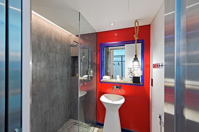TWIN ROOM