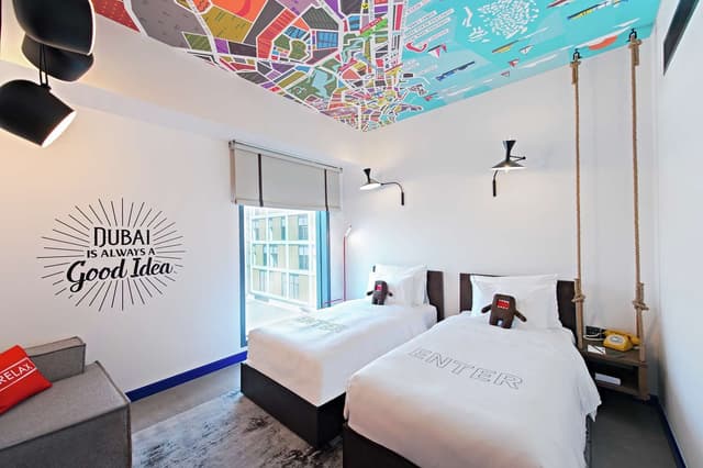 TWIN ROOM