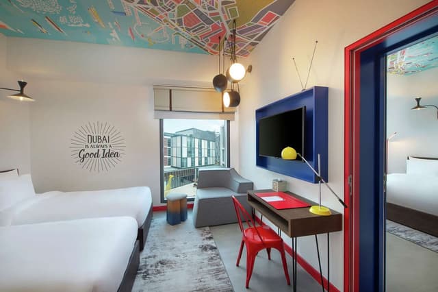 TWIN ROOM