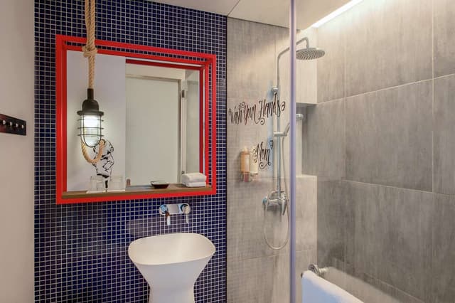 TWIN ROOM