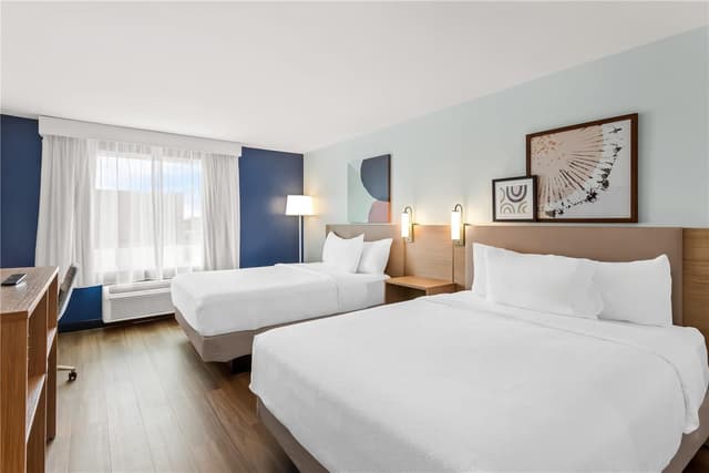 2 QUEEN BEDS