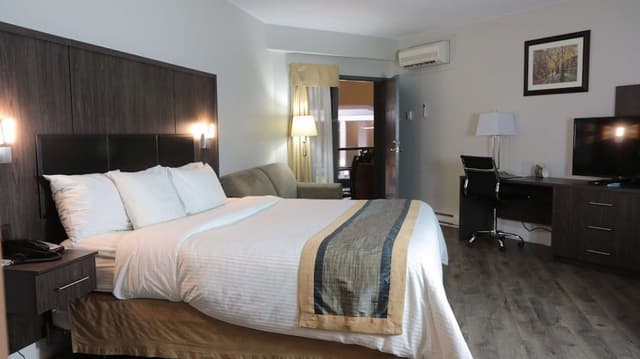 Suite, 1 King Bed with Sofa bed, Non Smoking, Refrigerator & Microwave (with Sofabed)
