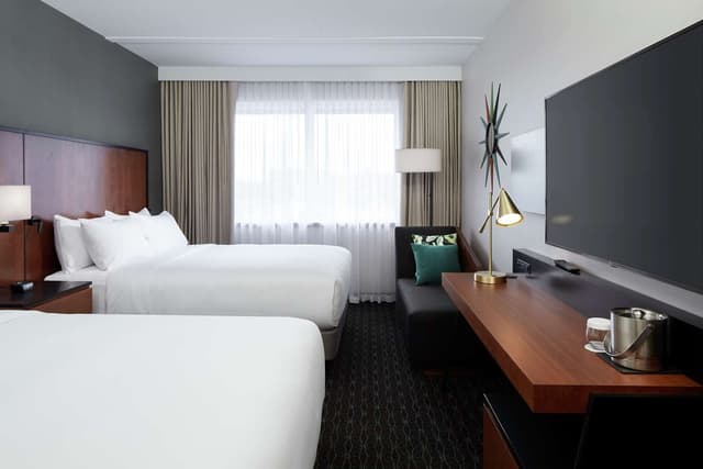 2 QUEEN BEDS