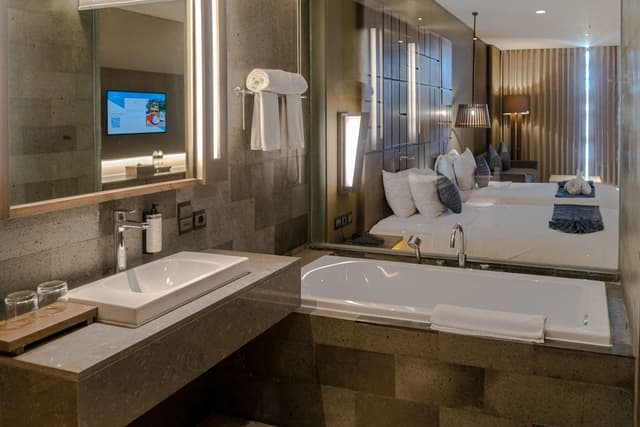 Studio Suite, 1 King Bed, Garden View