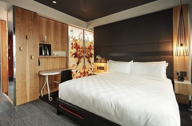 Room, 1 King Bed, Corner