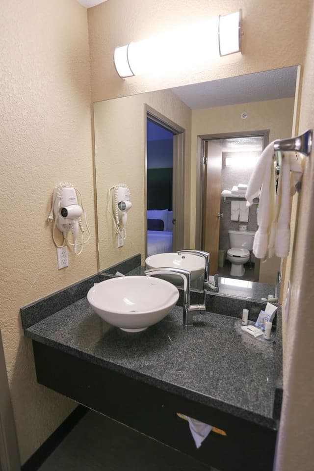 Family Suite, 2 Queen Beds, Non Smoking