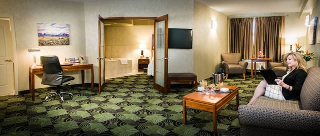 Business Suite, 1 King Bed with Sofa bed, Jetted Tub