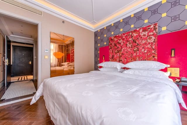 Deluxe Queen Room