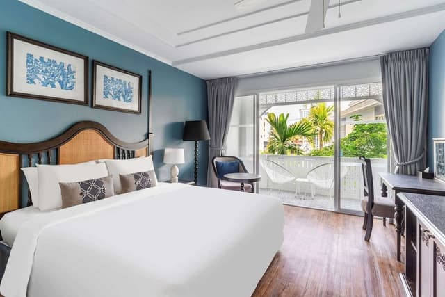 Suite with Bathtub