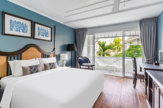 Suite with Bathtub