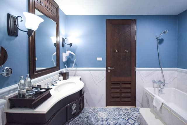 Suite with Bathtub