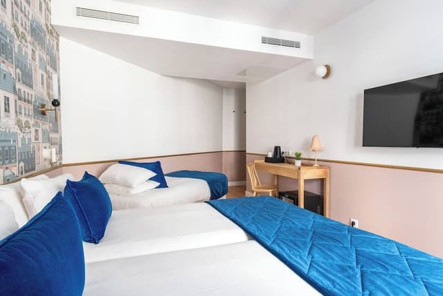 Triple room - Complimentary soft minibar, courtesy tray, Chromecast - Snacks and digital press