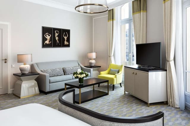 KING JUNIOR SUITE
