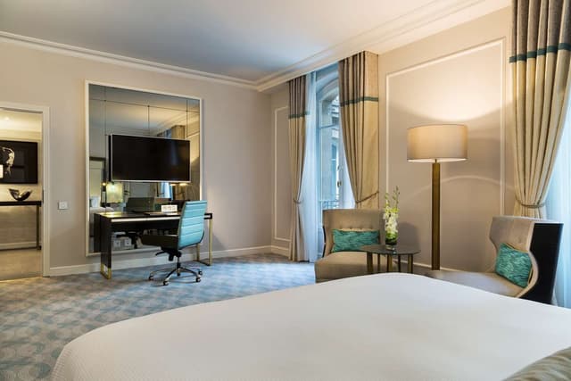 KING JUNIOR SUITE