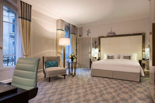 QUEEN JUNIOR SUITE