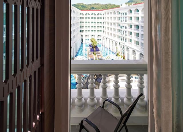 Classic Room, 1 King Bed, Pool View