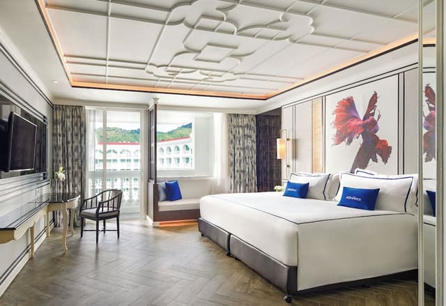 Classic Room, 1 King Bed, Pool View