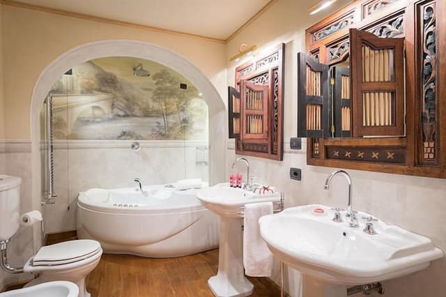 Luxury Condo, Valley View