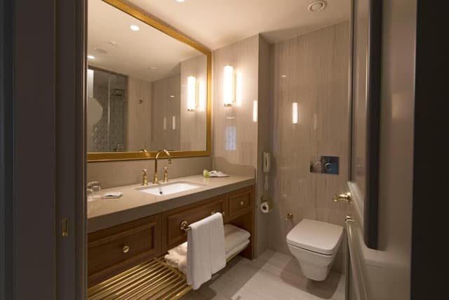 Deluxe Room with One King Bed City View