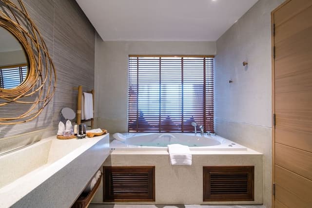 Pool Access Sea View