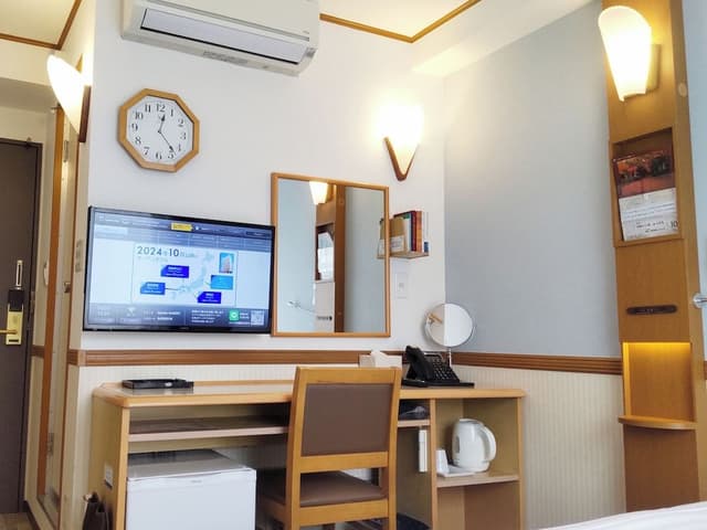 Twin Room, Smoking