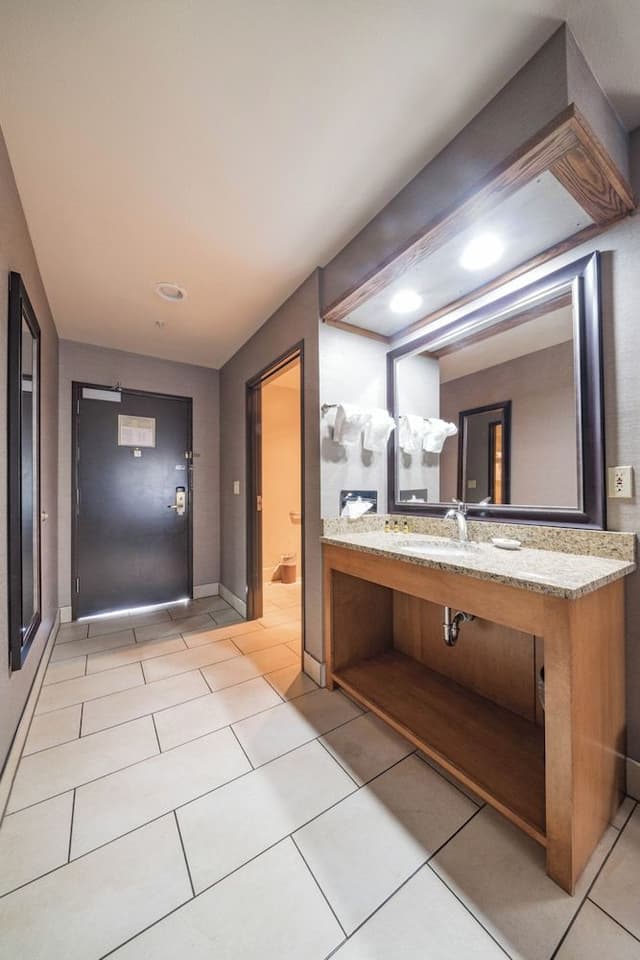 Suite, 1 King Bed with Sofa bed, Jetted Tub (with Sofabed)
