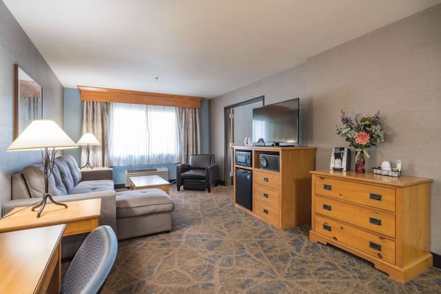 Suite, 1 King Bed with Sofa bed, Jetted Tub (with Sofabed)
