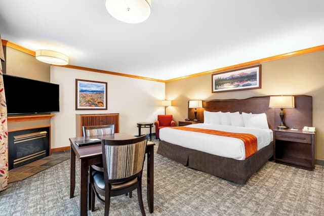 Suite, 1 King Bed, Accessible, Balcony