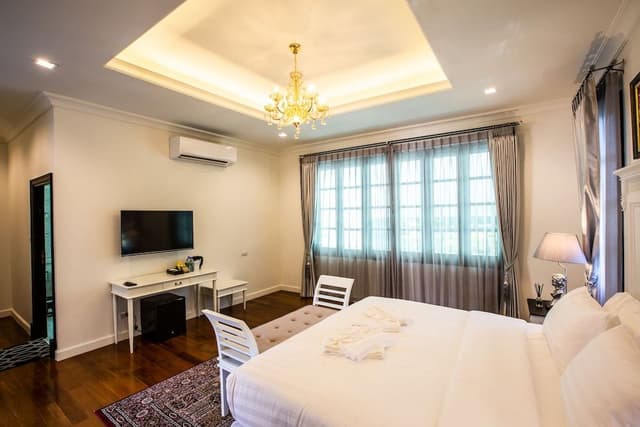 Signature Suite, 1 King Bed, Ensuite