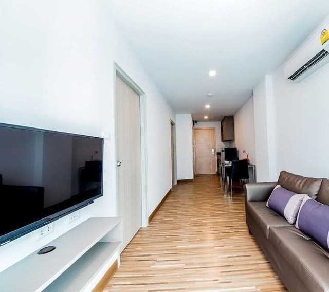1 Bedroom Apartment with Mountain View