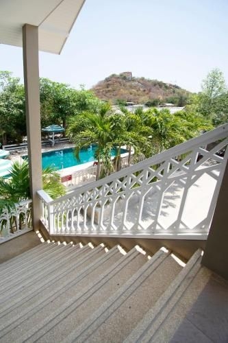 OYO 765 Pom Pom Residence4