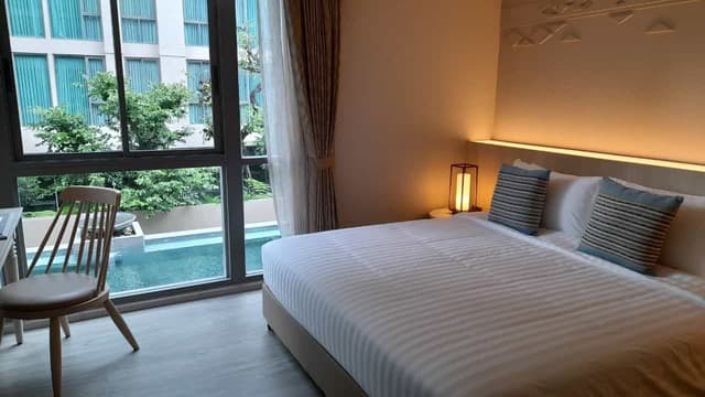 Deluxe Pool View Room