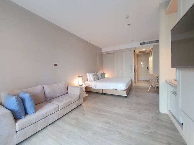 Deluxe Room, 1 King Bed, Pool Access