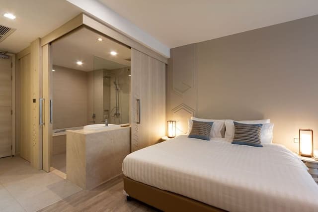 Deluxe Room, 1 King Bed, Pool Access