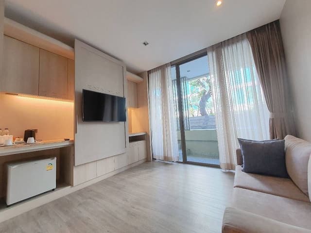 Deluxe Room, 1 King Bed, Pool Access