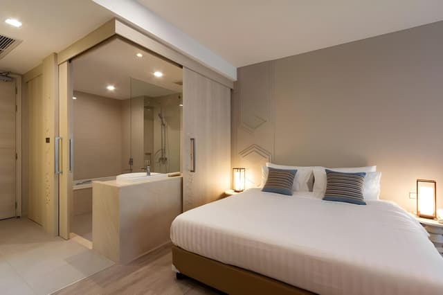 Deluxe Room, 1 King Bed, Pool Access