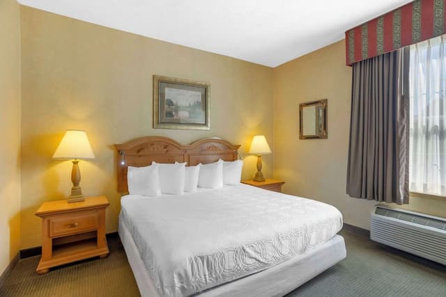 Suite, 1 King Bed, Non Smoking, Jetted Tub