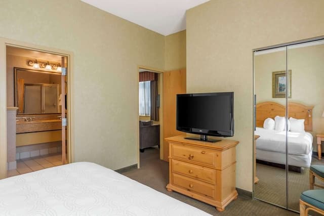Suite, Multiple Beds, Non Smoking, Jetted Tub (Living Room)