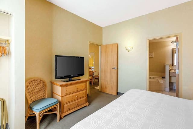 Suite, 1 King Bed, Non Smoking, Jetted Tub