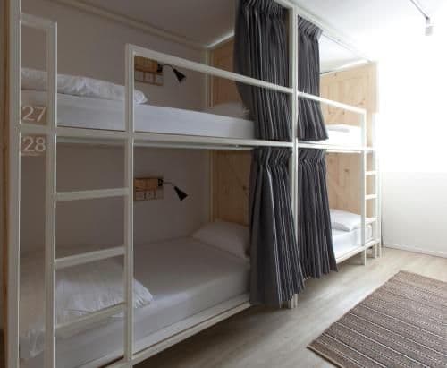 8 Beds Room