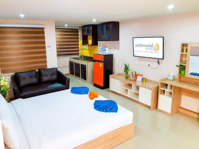 Premium Suite, 1 King Bed, Kitchenette, City View
